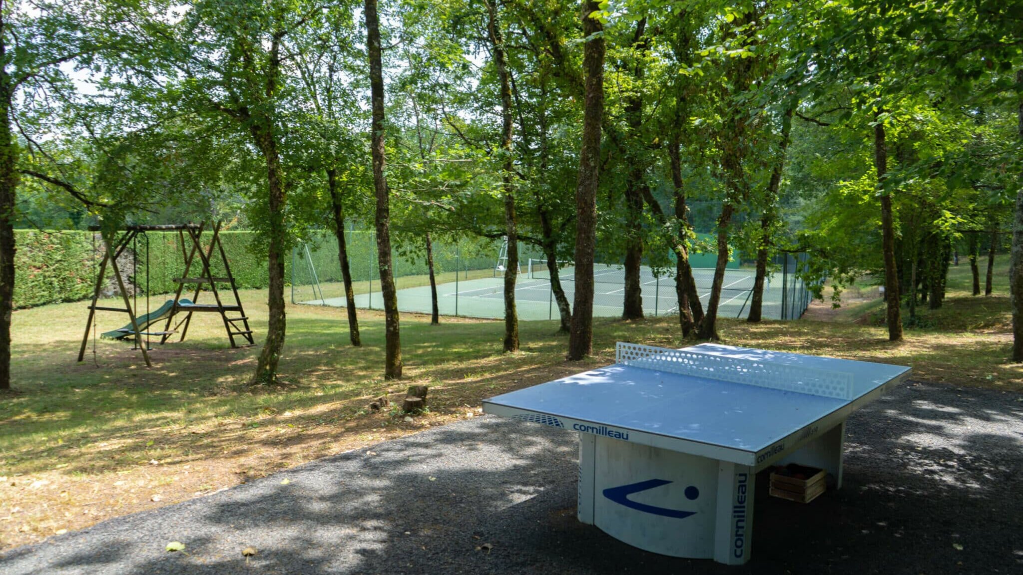 Table de ping pong (tennis de table), avec jeu pour enfants et terrain de tennis dans le terrain du Clos des Aubiers, grand gîte 15 personnes