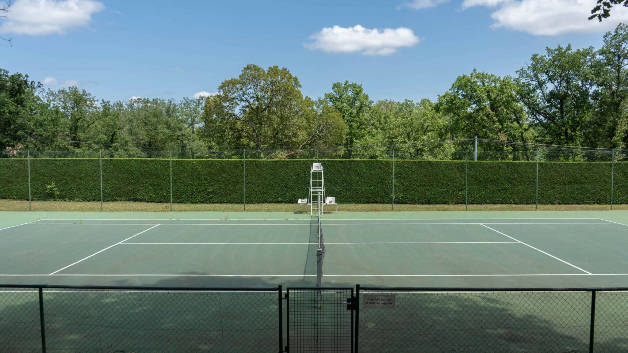 Terrain de tennis privé pour le grand gîte 15 personnes du Clos des Aubiers