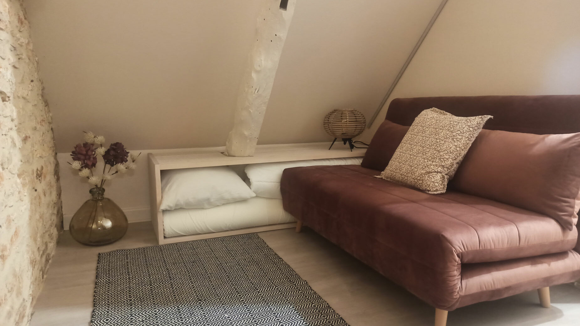 Canapé lit convertible pour couchage supplémentaire dans le grand gîte 15 personnes du Clos des Aubiers