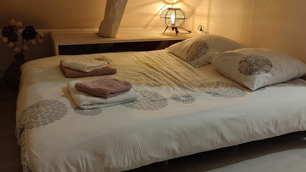 Canapé lit convertible ouvert avec draps pour couchage supplémentaire dans le grand gîte 15 personnes du Clos des Aubiers