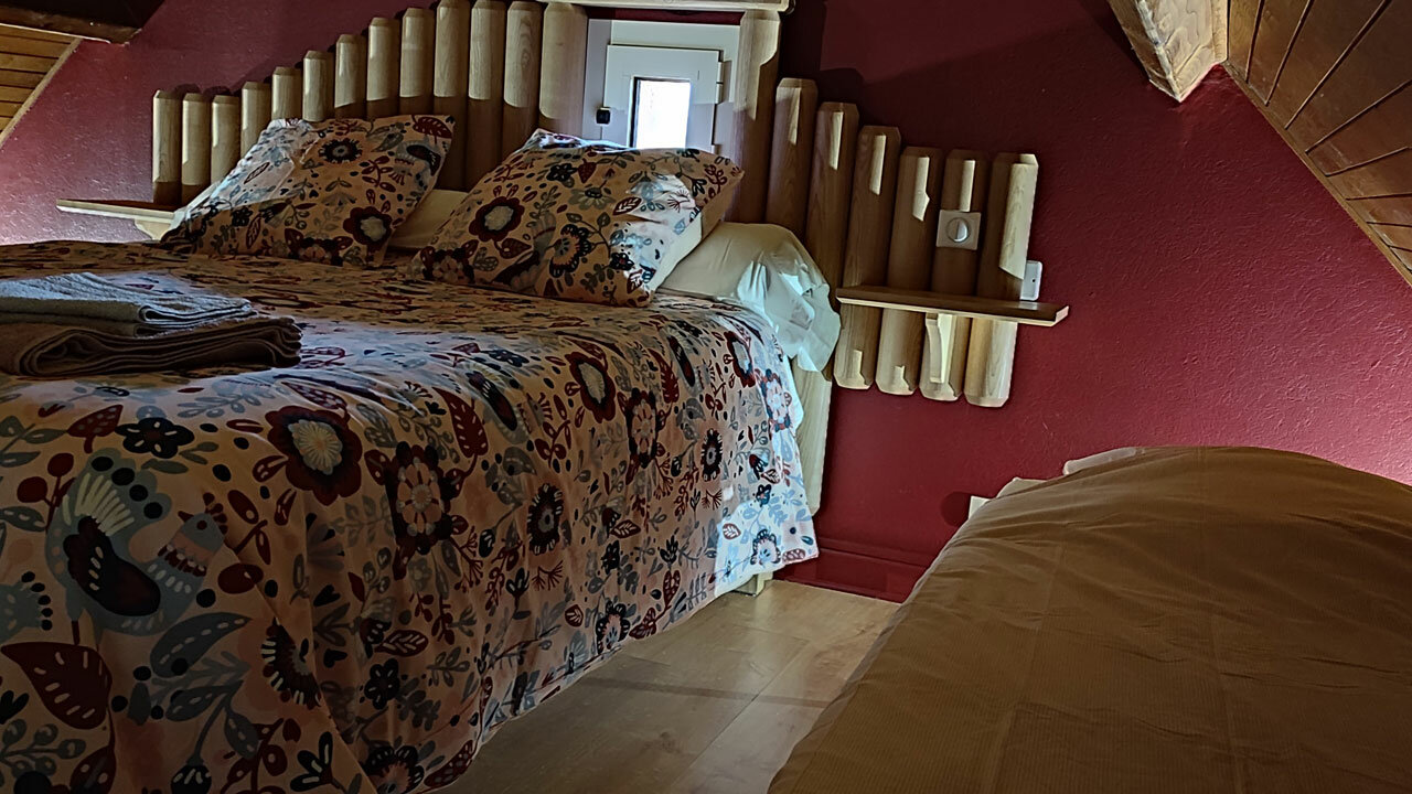 Chambre en mezzanine avec lit double du grand gîte 15 personnes du Clos des Aubiers