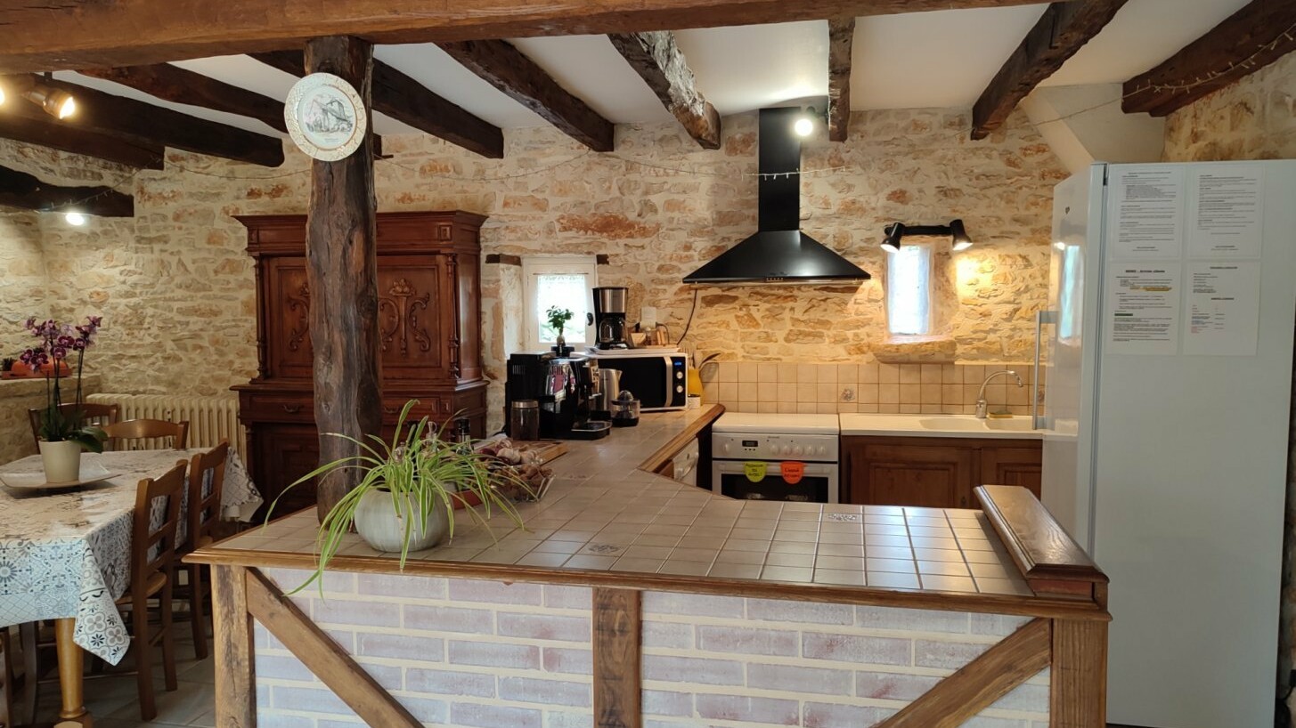 Cuisine équipée du grand gîte 15 personnes du Clos des Aubiers