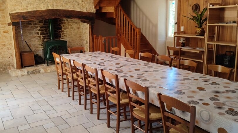 Salle à manger avec grande table conviviale du grand gîte 15 personnes du Clos des Aubiers