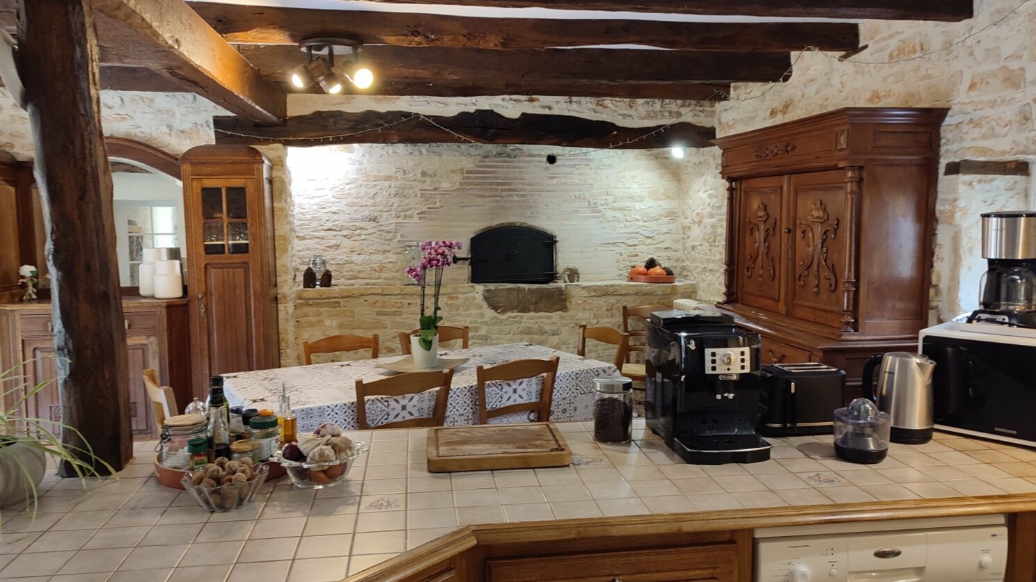 Cuisine équipée du grand gîte 15 personnes du Clos des Aubiers