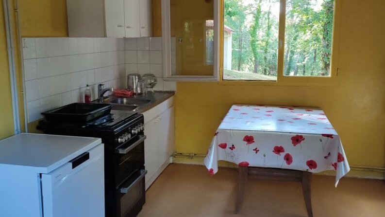 Cuisine du pool house du grand gîte 15 personnes du Clos des Aubiers