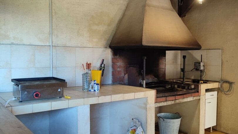 Cuisine extérieur du pool house du grand gîte 15 personnes du Clos des Aubiers