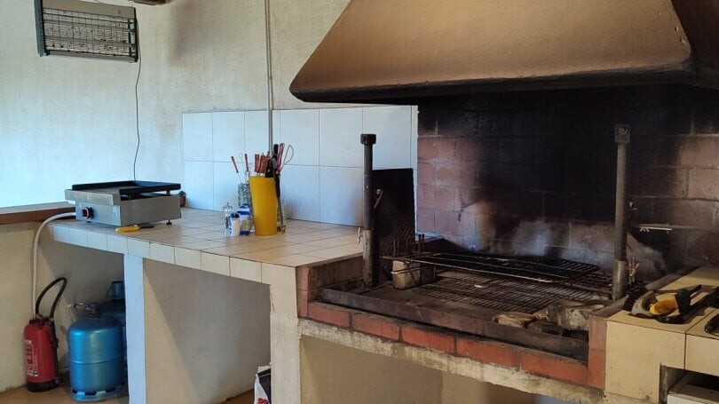 Cuisine extérieur du pool house du grand gîte 15 personnes du Clos des Aubiers