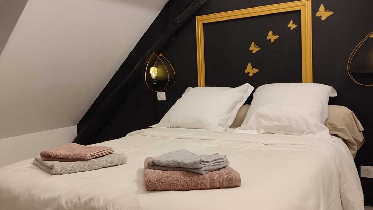 Chambre papillon avec lit double du grand gîte 15 personnes du Clos des Aubiers