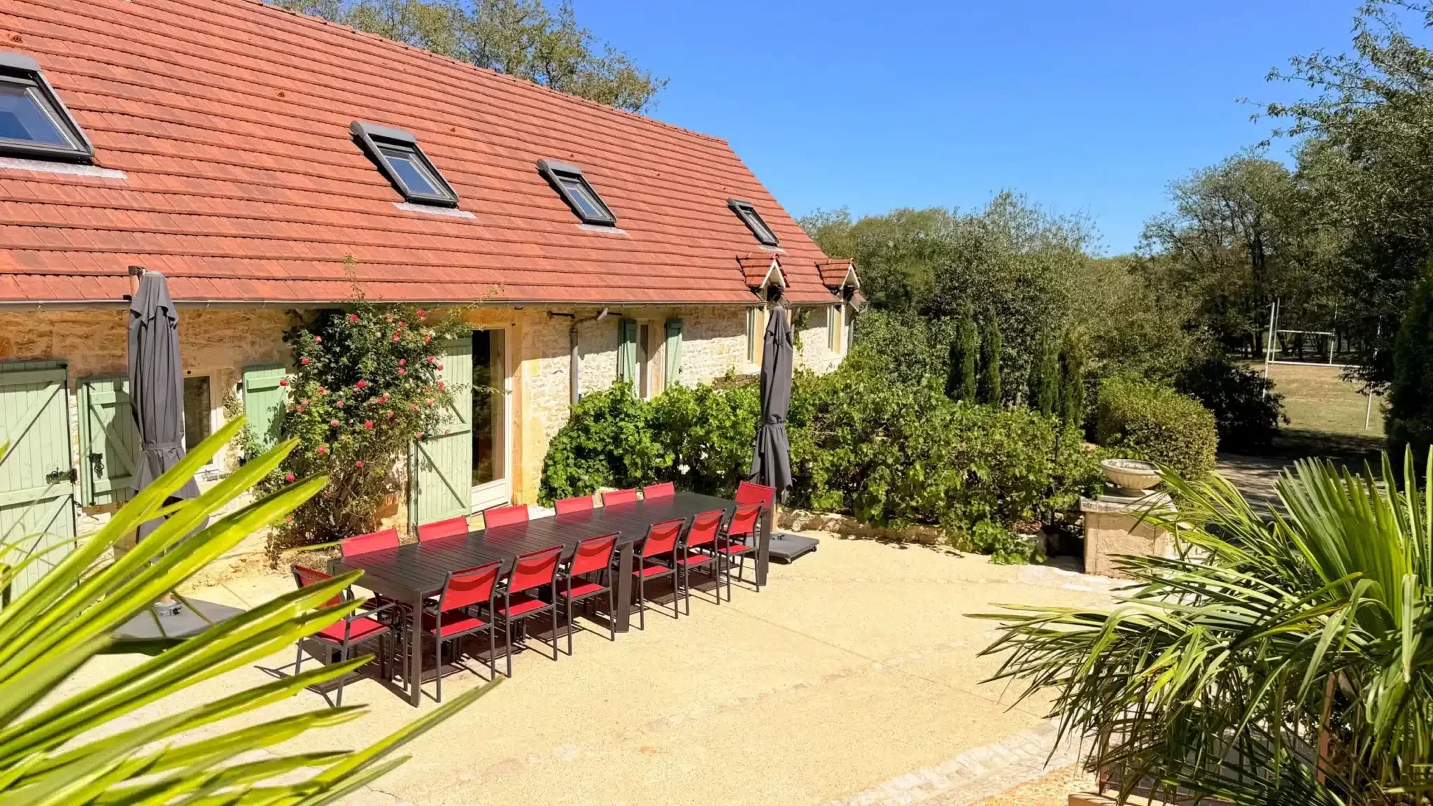 Grande table extérieure à côté de l'entrée du grand gîte 15 personnes du Clos des Aubiers