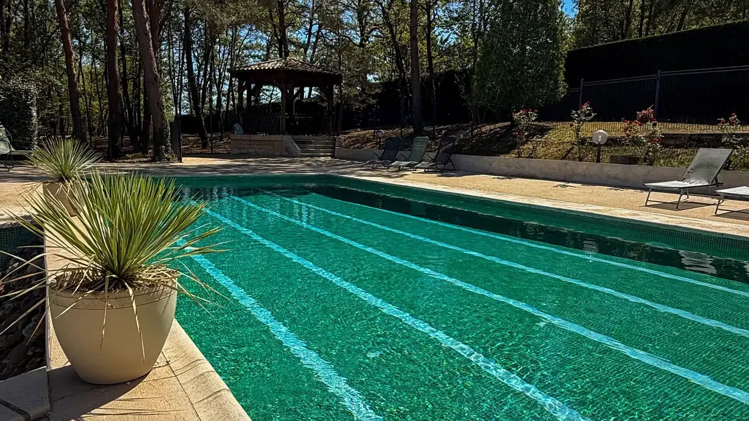 Grande piscine avec transats avec vue sur le grand gîte 15 personnes du Clos des Aubiers