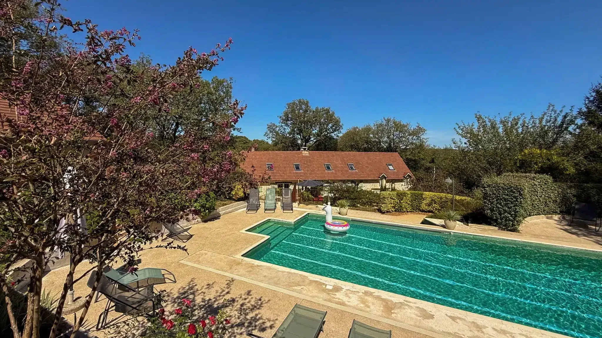 Grande piscine avec transats avec vue sur le grand gîte 15 personnes du Clos des Aubiers