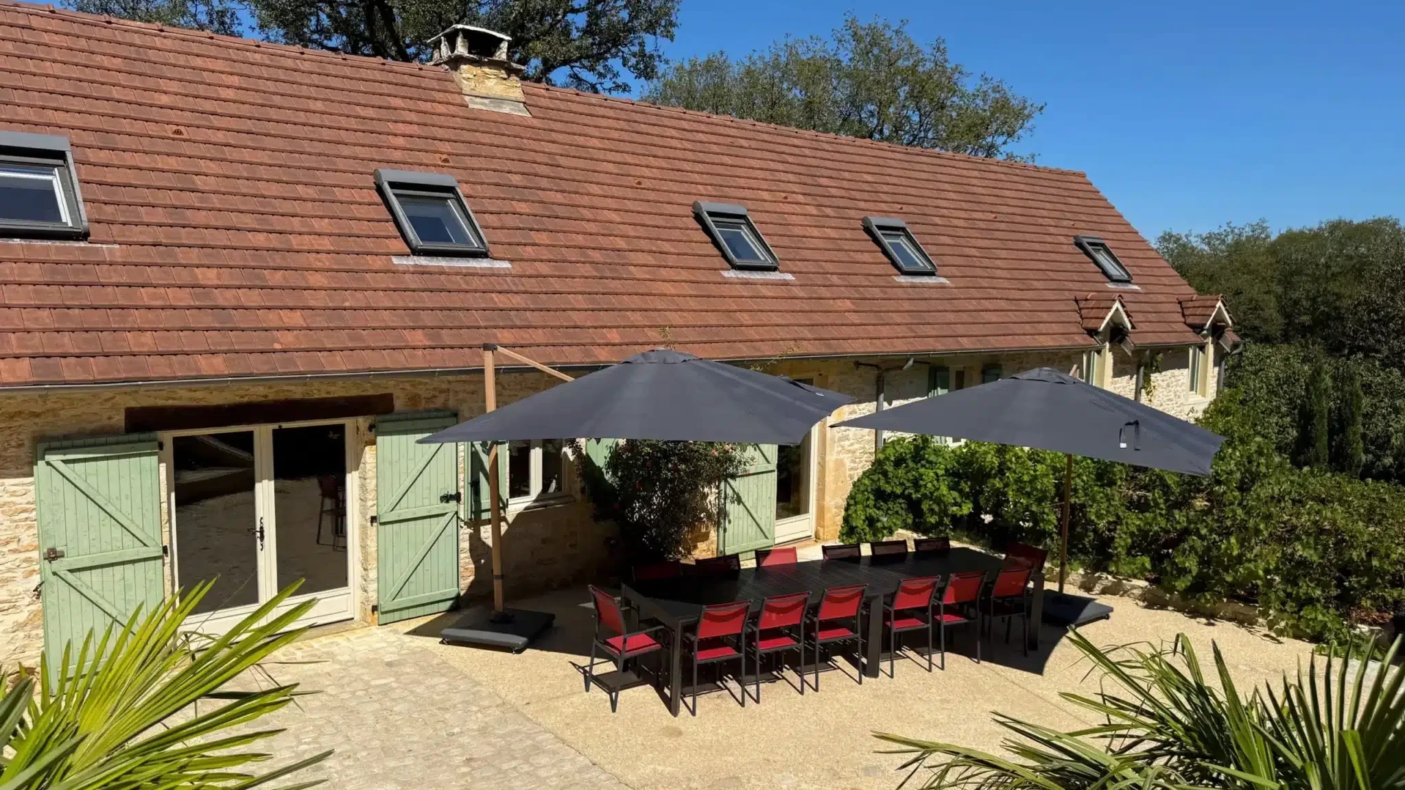 Grande table extérieure à côté de l'entrée du grand gîte 15 personnes du Clos des Aubiers