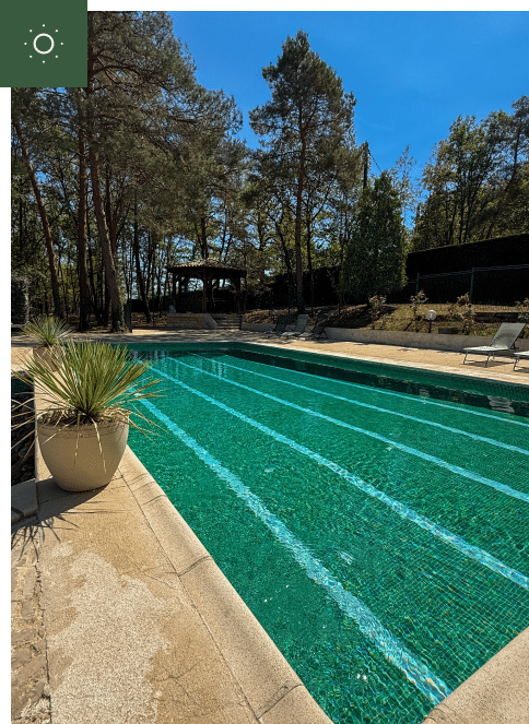Grande piscine avec transat et terrasse de la Long&egrave;re du Clos des Aubiers