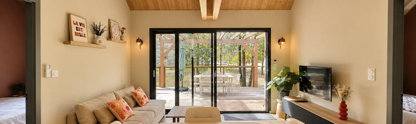 Salon avec vue sur la terrasse extérieur du gîte la Clairière des Aubiers