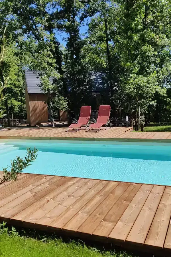 Piscine chauffée du gîte la Clairière des Aubiers avec terrasse et transats